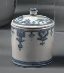 SAINT-CLOUD Petit pot à pommade couvert en porcelaine tendre à décor en camaïeu bleu...