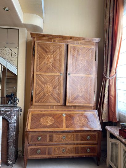 null Important scriban chest of drawers in veneer, marquetry and fruitwood fillets....