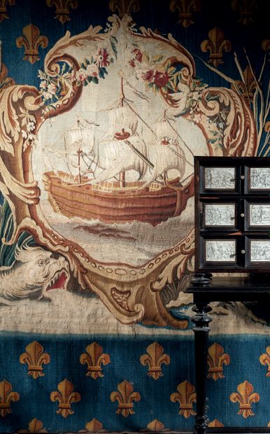 MANUFACTURES ROYALES D'AUBUSSON Tapestry door
On a Roy blue fleurdelisé background,...