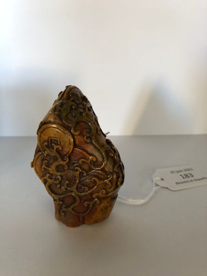 CHINE - Début du XXe siècle Beige and red steatite rock-shaped cachet carved with...