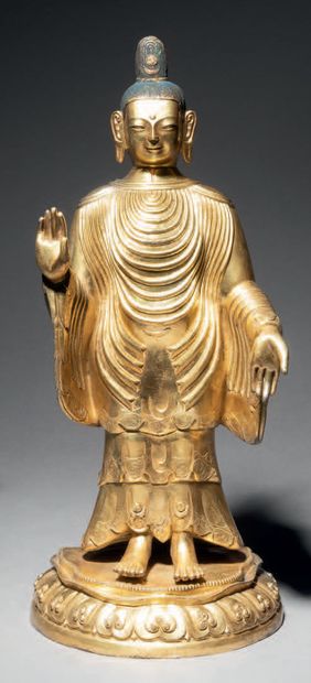 CHINE Statuette de Udayana Bouddha en bronze doré, debout sur un socle en forme de...