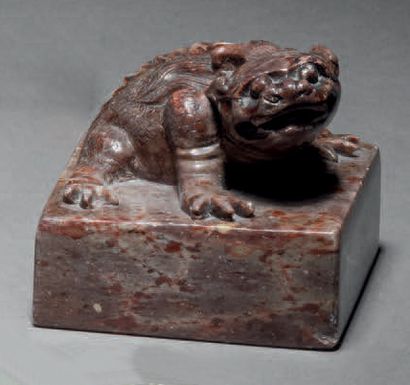 CHINE - XXe siècle Square cachet in red soapstone surmounted by a three-legged toad.
The...