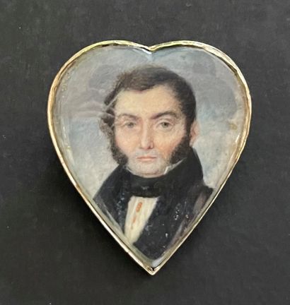 null 
Broche en forme de coeur en argent ornée d'une miniature :



Portrait d'homme...