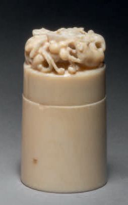 CHINE - XIXe siècle 
Petite boite cylindrique formant cachet en ivoire surmonté de...