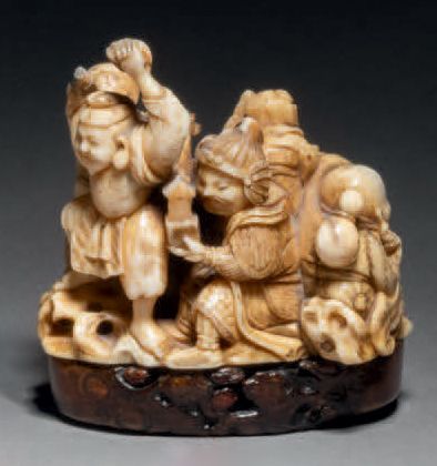 JAPON - Epoque MEIJI (1868-1912) 
Okimono en ivoire sculpté des sept dieux du bonheur....