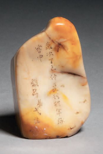 CHINE - XIXe siècle Beige steatite seal carved with a deer.
The inscription next...