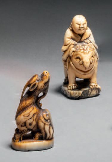 CHINE - XIXe siècle 
Deux netsuke en ivoire, formant cachet, kirin assise et personnage...
