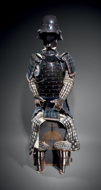 JAPON - XIXE SIÈCLE Black lacquered iron armor comprising:
- zunari kabuto jikoro...