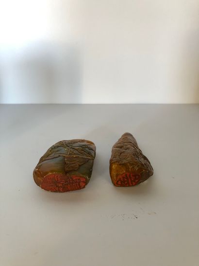 CHINE - fin du XIXe siècle Deux cachets en forme de rocher en stéatite beige incisé...
