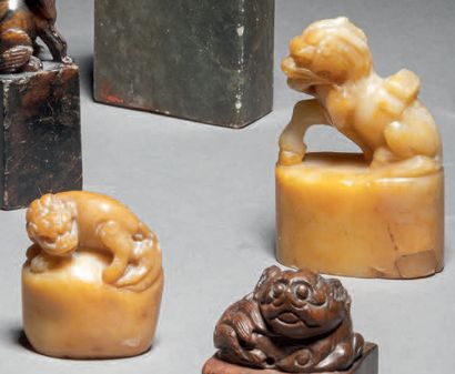 CHINE - XXe siècle Cinq cachets en jadéite, stéatite et néphrite, surmontés de c...