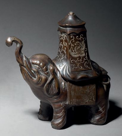 CHINE - Vers 1900 A bronze perfume burner with a brown patina representing an elephant...