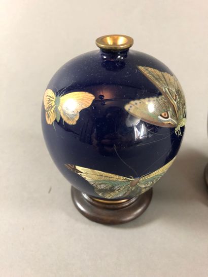 JAPON - Epoque MEIJI (1868 - 1912) Paire de pots globulaires en cuivre et émaux cloisonnés...