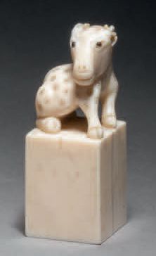 CHINE - XXe siècle 
Ivory seal with a stag on top.

H. 6 cm.

Gross weight : 35,32...