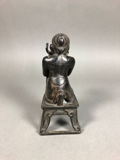 CHINE - XVIIe siècle Statuette d'orant en bronze à patine brune, agenouillé et portant...