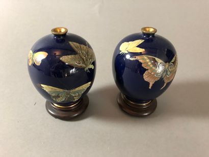 JAPON - Epoque MEIJI (1868 - 1912) Pair of globular copper and cloisonné pots decorated...