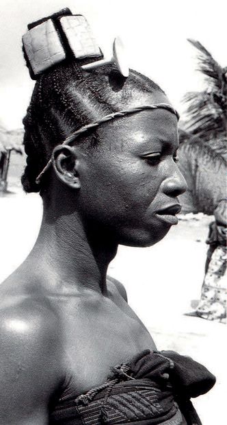 null Masque Gu Gouro, Côte d'Ivoire
Bois, pigments anciens
H. 32 cm
Gouro Gu mask,...