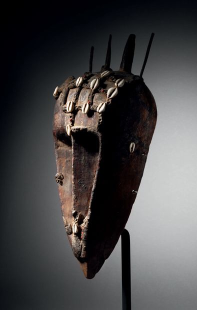 null Malinke mask, Mali
Wood, cowrie shells and tree seeds, wax, iron
H. 46 cm
Malinke...