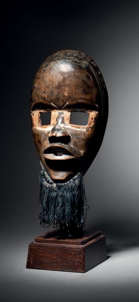  Masque, Dan, Côte d'Ivoire Bois, fibres de coton H. 30 cm Dan mask, Ivory Coast...