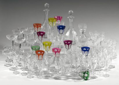 BACCARAT 12 VERRES À VIN DU RHIN SUR PIED Paraison à pans clairs et deux fois six...