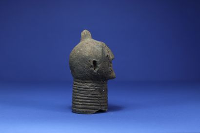 null 
Tête funéraire au cou annelé. 



Terre cuite. 



Akan, Ghana. 



H. 16 cm....