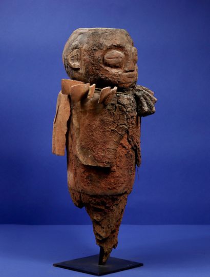  Powerful wooden botchio post with a red crusty patina, showing a head wearing a...