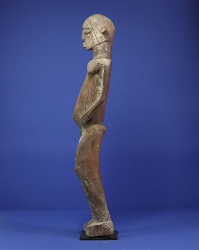 null 
Large statue representing a standing female figure. Beautiful tension in the...