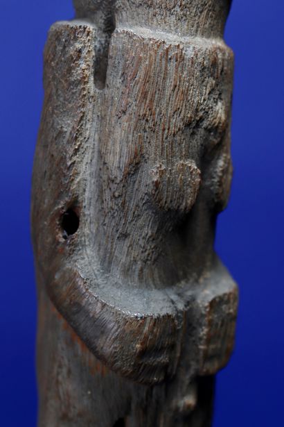 null 
Ancien poteau botchio en bois très érodé représentant un personnage féminin...