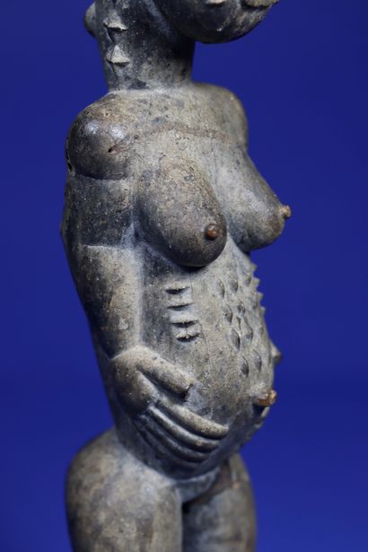  Belle statue féminine blolo bla (épouse de l'au-delà) aux seins généreux, le corps...