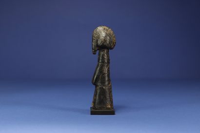  Petite poupée de fertilité biiga. Bois et cuir. Mossi, Burkina Faso. H. 14,5 cm....