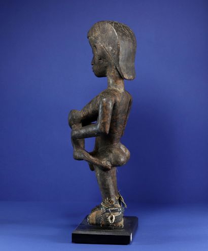  Intéressante sculpture figurant une mère allaitant son enfant accroché à un sein,...