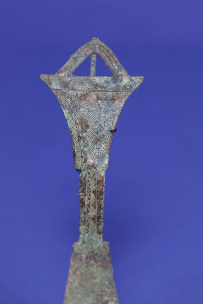 null 
Finely worked spoon, the handle decorated with geometrical patterns. 



Bronze...