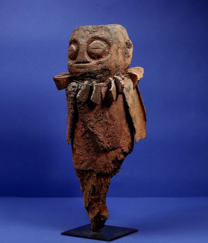 null 
Powerful wooden botchio post with a red crusty patina, showing a head wearing...