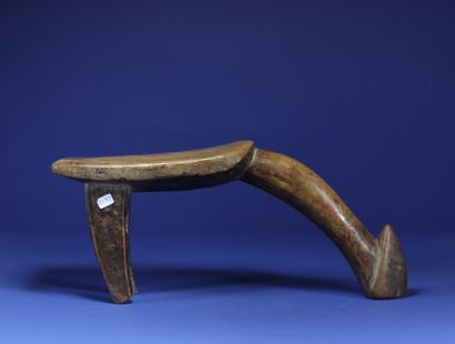 null 
Tripod stool. 



Wood with a mie patina. l



Lobi, Burkina Faso. 



L. 44...
