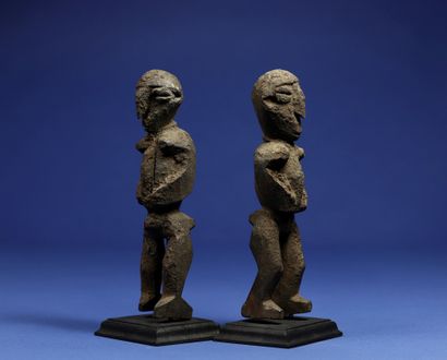  Pair of statuettes of divination or protection, the volumes stretched, the characteristic...