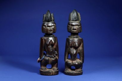 null 
Pair of ibedji statuettes. 



Wood, beads and cowrie shells, aluminium inserts...