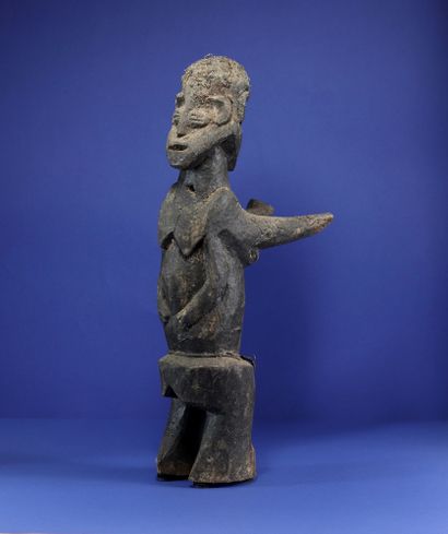  Intéressante statue janus, l'un des personnages avec les bras dressés devant lui,...