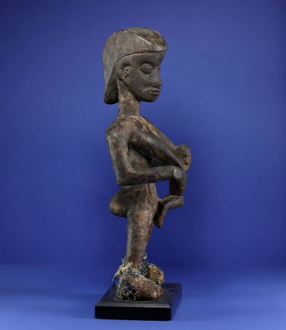  Intéressante sculpture figurant une mère allaitant son enfant accroché à un sein,...