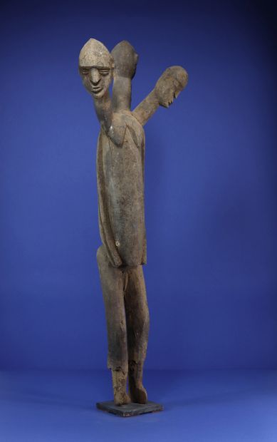 Rare et imposante statue figurant un corps tricéphale, les bras collés au buste...