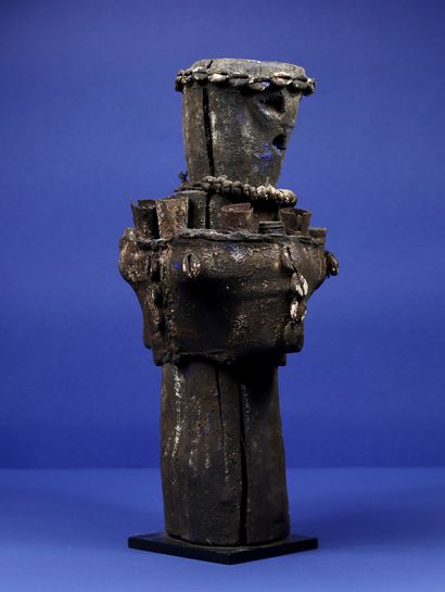 Figure votive en bois représentant un personnage sommairement sculpté dans un poteau,...