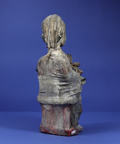  Statue votive en bois représentant un personnage féminin recouvert de morceaux de...