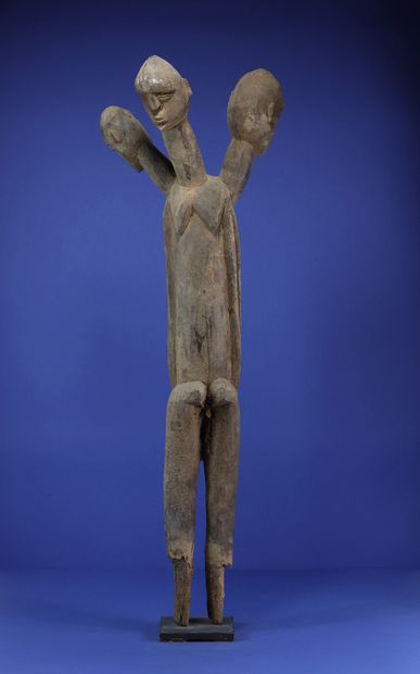 null 
Rare and imposing statue depicting a three-headed body, the arms glued to the...