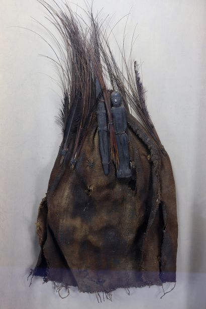 null 
Hogon headdress. 



Fabric, horsehair, feathers, wood. 



Framed under glass....