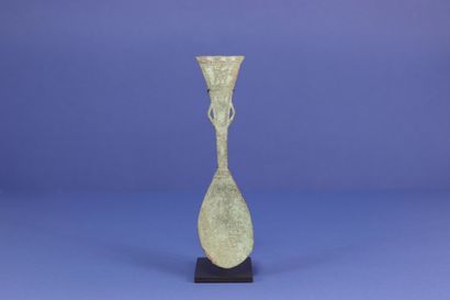 null 
Finely worked spoon, the handle decorated with geometrical patterns. 



Bronze...