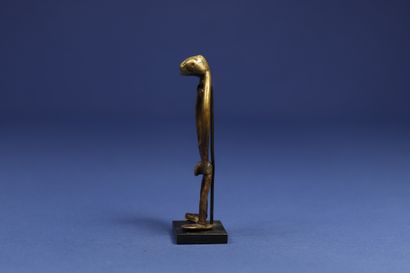  Superbe petit bronze figurant un personnage masculin debout, le corps filiforme...