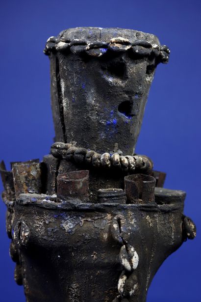  Figure votive en bois représentant un personnage sommairement sculpté dans un poteau,...