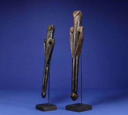  Deux sifflets. Bois. Bwa, Burkina Faso. H. 28 cm et 33 cm. Provenance : - Collection...