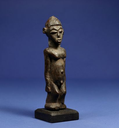 null 
Male statuette in standing position. 



Wood with black patina. 



Lobi,...