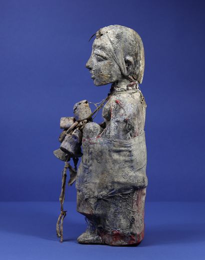  Statue votive en bois représentant un personnage féminin recouvert de morceaux de...