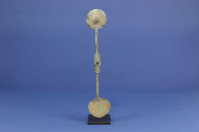 null 
Double spoon, a spherical spoon at each end, the handle decorated in its center...