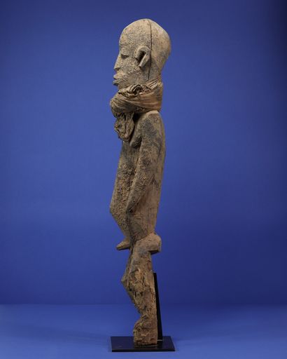  Importante statue masculine portant un tissu noué autour du cou, en position debout,...